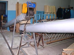 Шнековый транспортер для подачи опилок от места складирования до бункера - накопителя может быть изготовлен заданной длины и криволинейной формы.