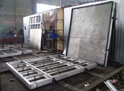 Ворота с алюминиевым каркасом и алюминиевыми сэндвич-панелями, заполненными пенополиуретаном с двухконтурным уплотнением, могут быть выполнены двух типов: подъемно-откатные и распашные.